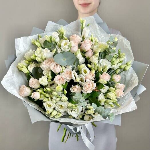 Авторский букет с эустомой, кустовой пионовидной розой и эвкалиптом, артикул F1295566 - 8201 рублей, доставка по городу. Flawery - доставка цветов