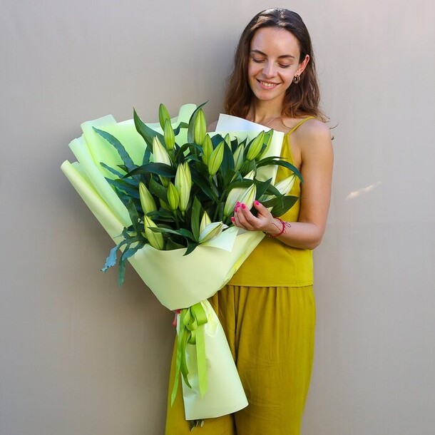 Букет 5 лилий, артикул F1311552 - 4000 рублей, доставка по городу. Flawery - доставка цветов