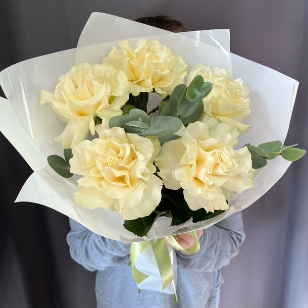 Букет 5 французких роз с эвкалиптом, артикул F1316719 - 2500 рублей, доставка по городу. Flawery - доставка цветов