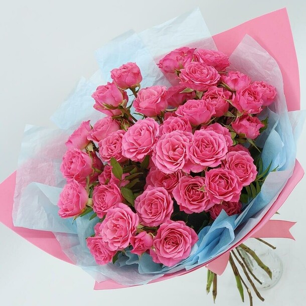 Букет кустовых роз, артикул F1335849 - 2500 рублей, доставка по городу. Flawery - доставка цветов