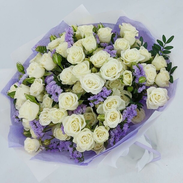 Белые розы кустовые с лавандовой статицей, артикул F1352606 - 6820 рублей, доставка по городу. Flawery - доставка цветов