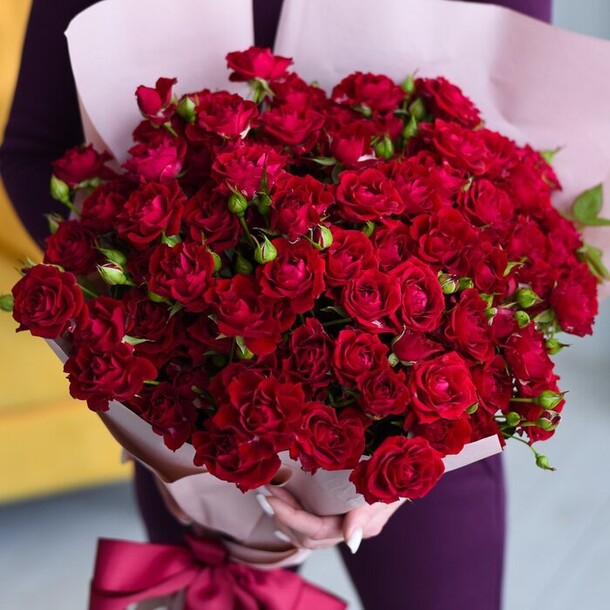 Кустовая красная роза 60 см, артикул F1371118 - 4620 рублей, доставка по городу. Flawery - доставка цветов