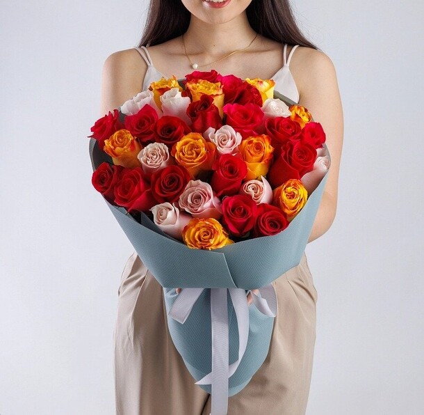 Букет 35 роз в дизайнерской упаковке, артикул F1379552 - 3490 рублей, доставка по городу. Flawery - доставка цветов