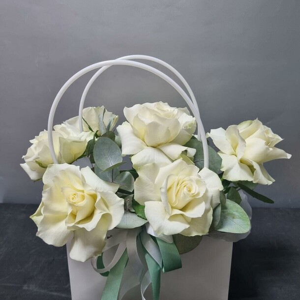 Букет французких роз, артикул F1379610 - 2990 рублей, доставка по городу. Flawery - доставка цветов