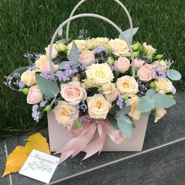 Букет в сумочке, артикул F1382876 - 3900 рублей, доставка по городу. Flawery - доставка цветов