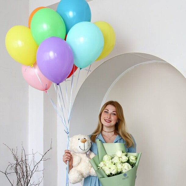 Прекрасный подарок с 9 белых роз мягкого мишки и 12 шаров, артикул F1385631 - 8900 рублей, доставка по городу. Flawery - доставка цветов