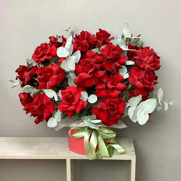 15 французких роз  премиум в коробе с эвкалиптом, артикул F1424471 - 7590 рублей, доставка по городу. Flawery - доставка цветов