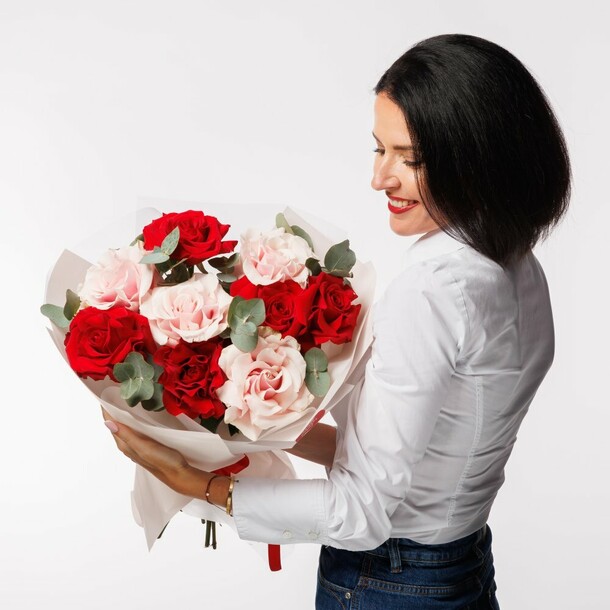 Букет французских роз с эвкалиптом, артикул F1450027 - 4620 рублей, доставка по городу. Flawery - доставка цветов