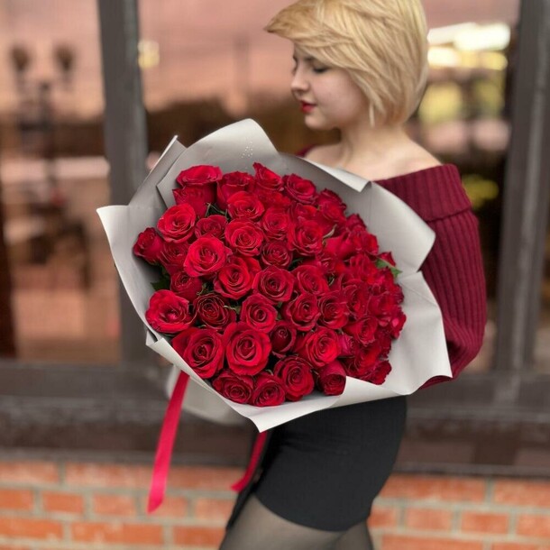 Букет 51 красная роза, артикул F1450130 - 8690 рублей, доставка по городу. Flawery - доставка цветов