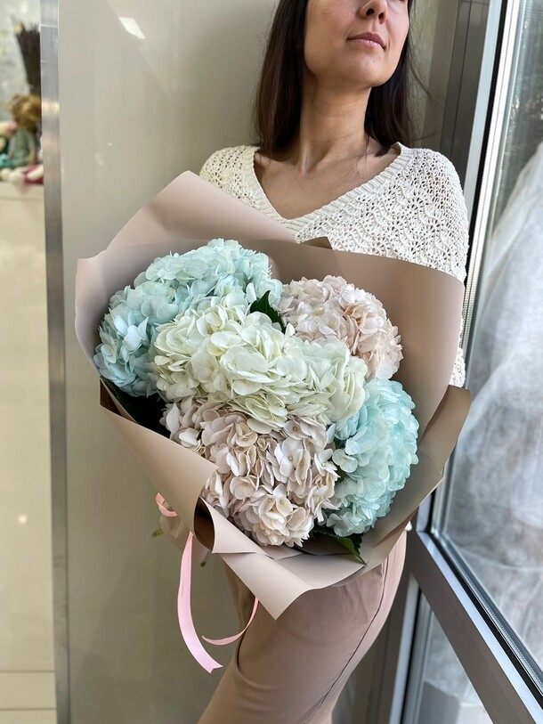 Букет «облако» из гортензий, артикул F1289656 - 5202 рублей, доставка по городу. Flawery - доставка цветов