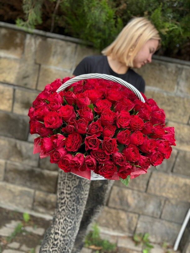 Корзина «комплемент королеве» из красных роз, артикул F1295222 - 24200 рублей, доставка по городу. Flawery - доставка цветов