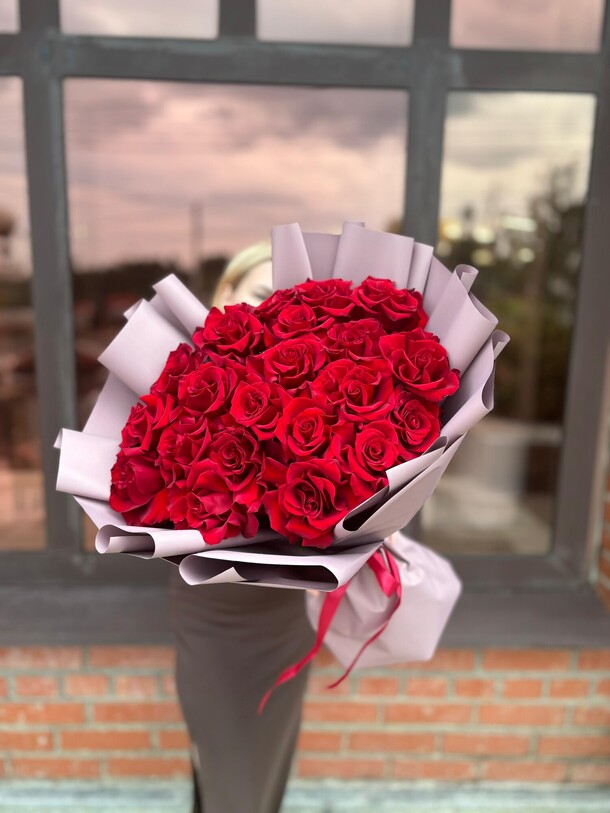 Моно букет «классика» из красных роз, артикул F1296524 - 8470 рублей, доставка по городу. Flawery - доставка цветов