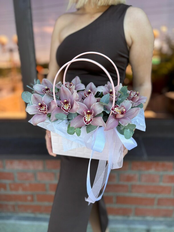 Сумочка «летний вечер» из орхидей, артикул F1296526 - 4492 рублей, доставка по городу. Flawery - доставка цветов