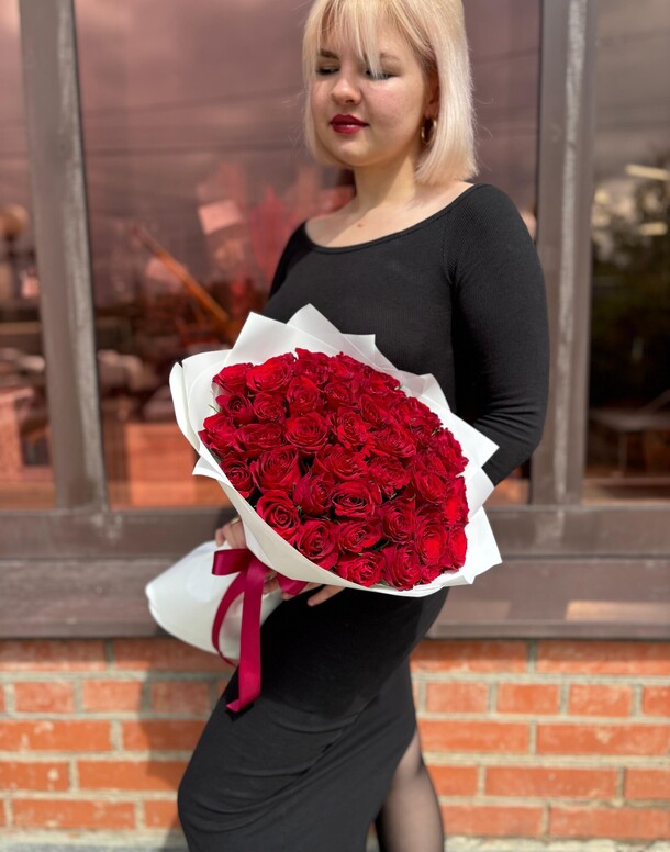 Букет из 45 красных роз, артикул F1313212 - 9317 рублей, доставка по городу. Flawery - доставка цветов