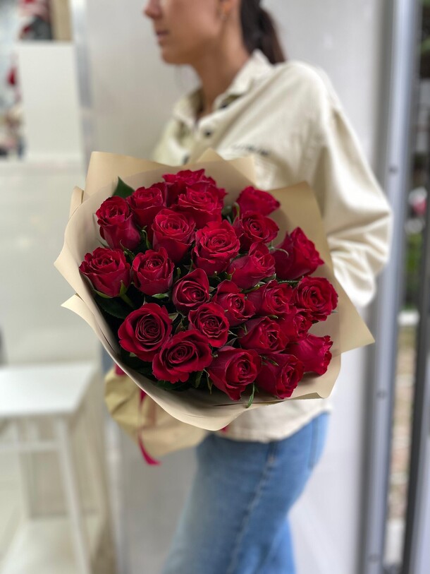 Букет из 25 красных роз, артикул F1313214 - 4719 рублей, доставка по городу. Flawery - доставка цветов