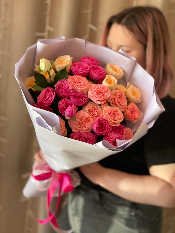 Букет кустовых роз, артикул F1423430 - 7351 рублей, доставка по городу. Flawery - доставка цветов