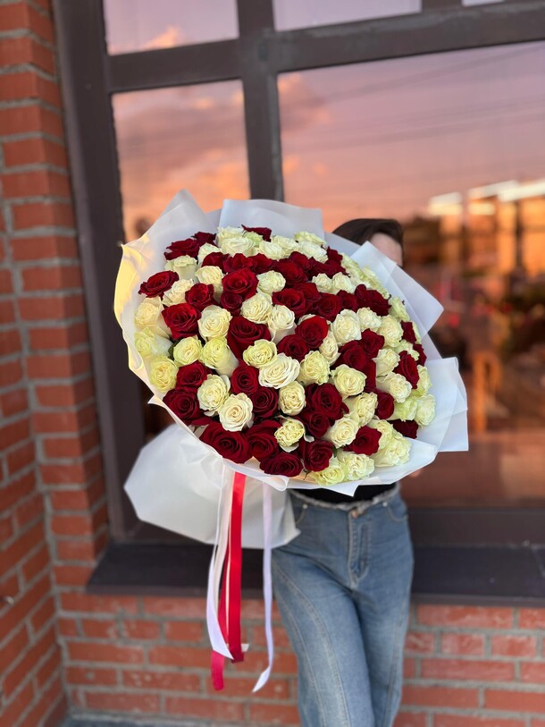 Букет из 101 розы, артикул F1433959 - 49247 рублей, доставка по городу. Flawery - доставка цветов