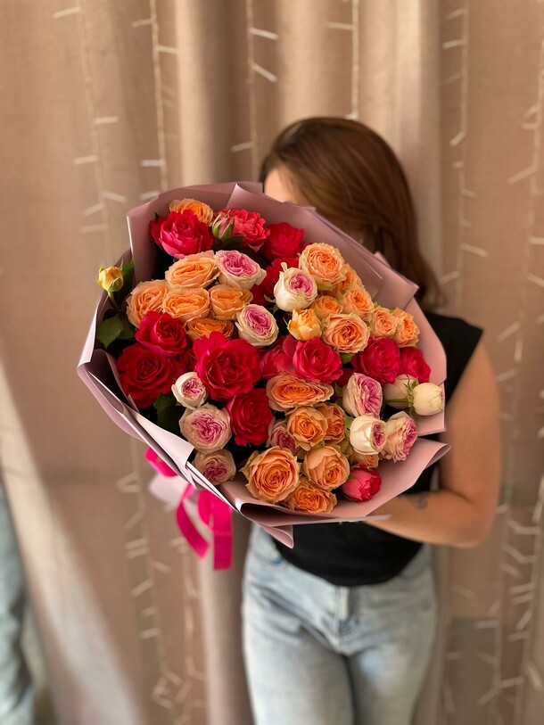 Букет «яркого настроения» из кустовых роз, артикул F1445238 - 10890 рублей, доставка по городу. Flawery - доставка цветов