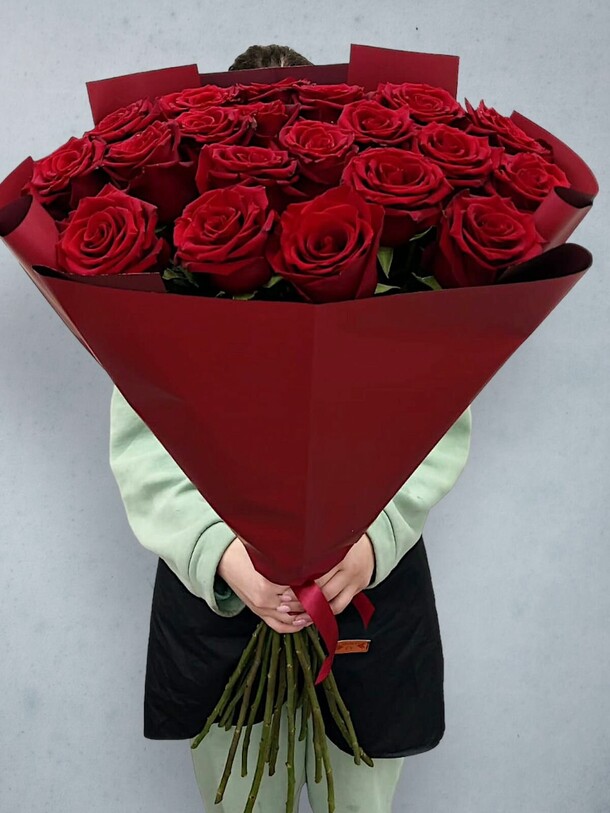 Красные розы 90 см, артикул F1292232 - 16140 рублей, доставка по городу. Flawery - доставка цветов