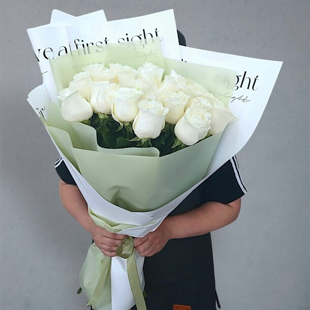 Букет белых роз, артикул F1292390 - 10600 рублей, доставка по городу. Flawery - доставка цветов