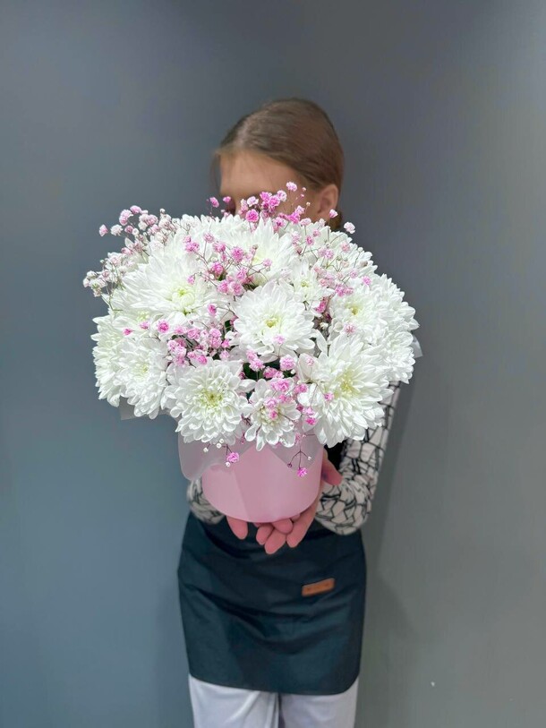 Композиция из кустовой хризантемы и гипсофилы, артикул F1464907 - 3200 рублей, доставка по городу. Flawery - доставка цветов