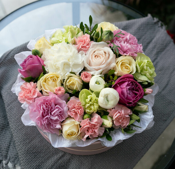 Цветочная коробка "весна", артикул F1111986 - 3950 рублей, доставка по городу. Flawery - доставка цветов