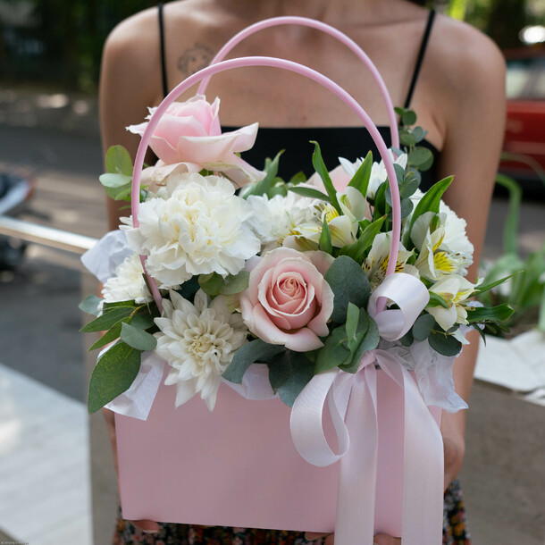 Цветы в сумочке., артикул F1138565 - 3850 рублей, доставка по городу. Flawery - доставка цветов