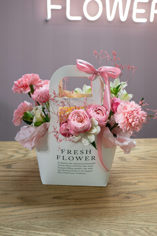 Цветы в коробке, артикул F1238878 - 3850 рублей, доставка по городу. Flawery - доставка цветов