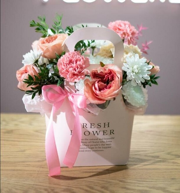 Коробка с цветами, артикул F1251588 - 4202 рублей, доставка по городу. Flawery - доставка цветов