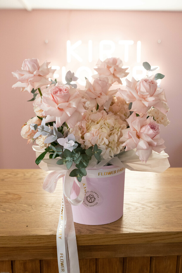 Цветочная коробка "мирабель", артикул F1270190 - 13618 рублей, доставка по городу. Flawery - доставка цветов