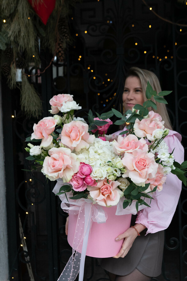 Цветочная коробка "счастье", артикул F1270269 - 15620 рублей, доставка по городу. Flawery - доставка цветов