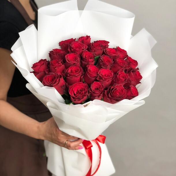 Букет красных роз, артикул F1291912 - 4290 рублей, доставка по городу. Flawery - доставка цветов