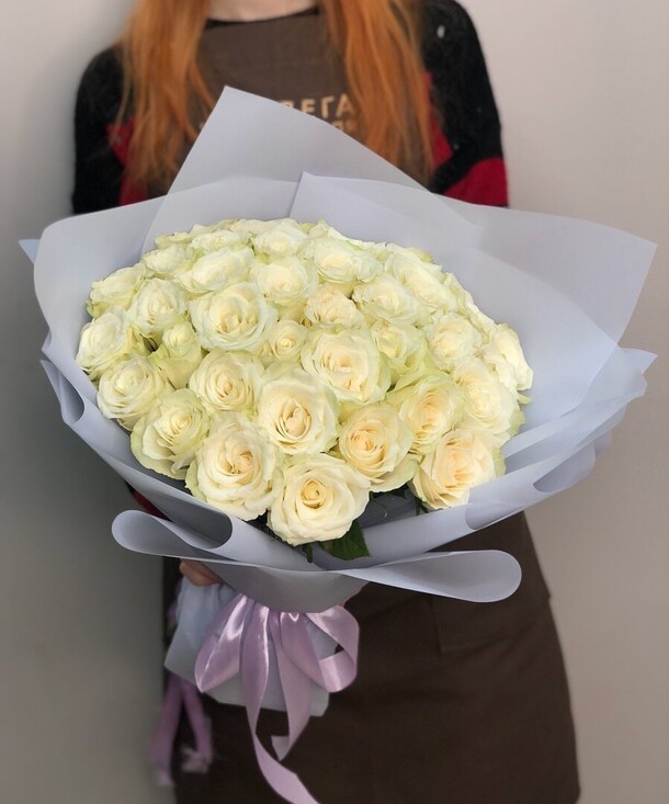 Букет белых роз, артикул F1294967 - 5850 рублей, доставка по городу. Flawery - доставка цветов