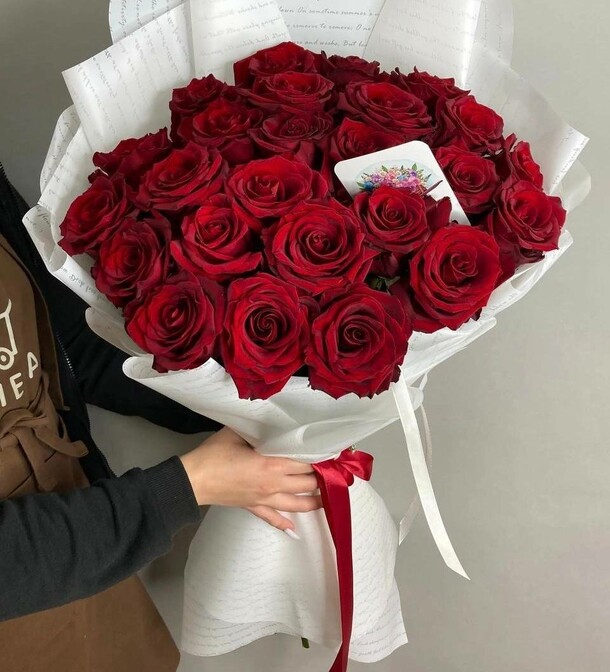 Букет красных длинных роз, артикул F1294969 - 9750 рублей, доставка по городу. Flawery - доставка цветов