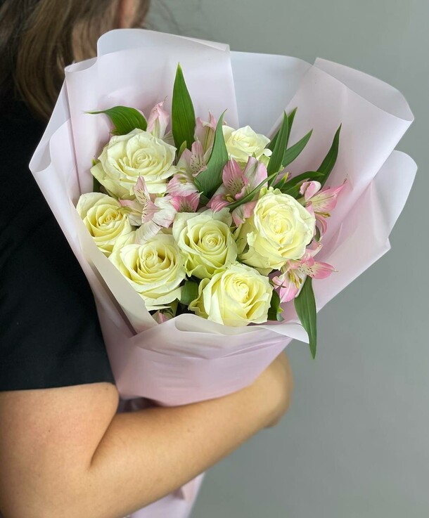 Белые розы с альстромерией, артикул F1310890 - 2190 рублей, доставка по городу. Flawery - доставка цветов