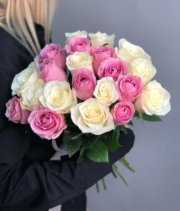 Белые и розовые розы, артикул F1310897 - 3350 рублей, доставка по городу. Flawery - доставка цветов