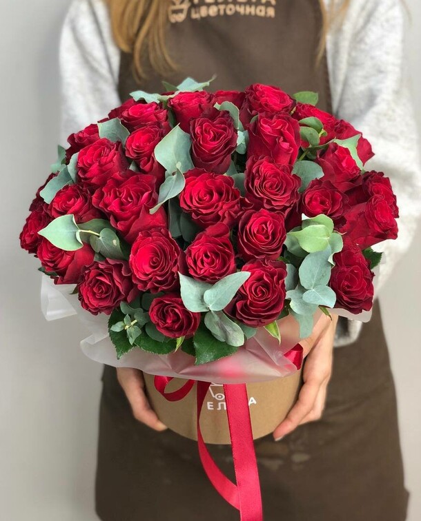 Розы красные с эвкалиптом, артикул F1456404 - 7550 рублей, доставка по городу. Flawery - доставка цветов