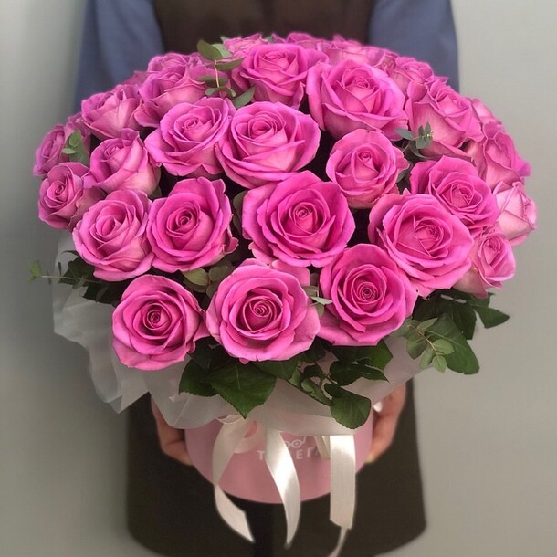 Розовые розы в коробке, артикул F1458481 - 6650 рублей, доставка по городу. Flawery - доставка цветов