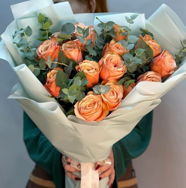 Пионовидные розы с эвкалиптом, артикул F1461908 - 6990 рублей, доставка по городу. Flawery - доставка цветов