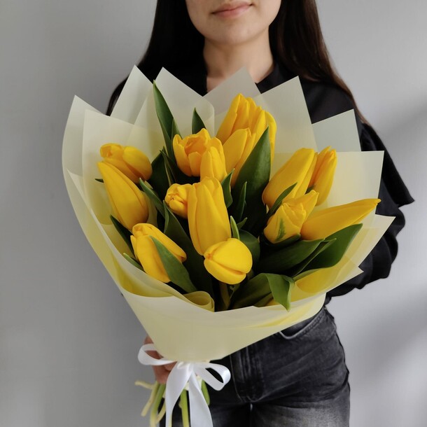 Букет 15 желтых тюльпанов, артикул F1392572 - 4560 рублей, доставка по городу. Flawery - доставка цветов