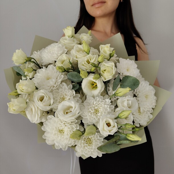 Букет из кустовых хризантем и эустомы с веточками эвкалипта, букет 646, артикул F1521228 - 7551 рублей, доставка по городу. Flawery - доставка цветов