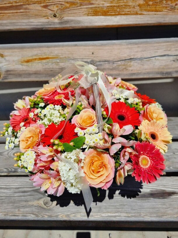 Корзина с цветами, артикул F1301339 - 8700 рублей, доставка по городу. Flawery - доставка цветов