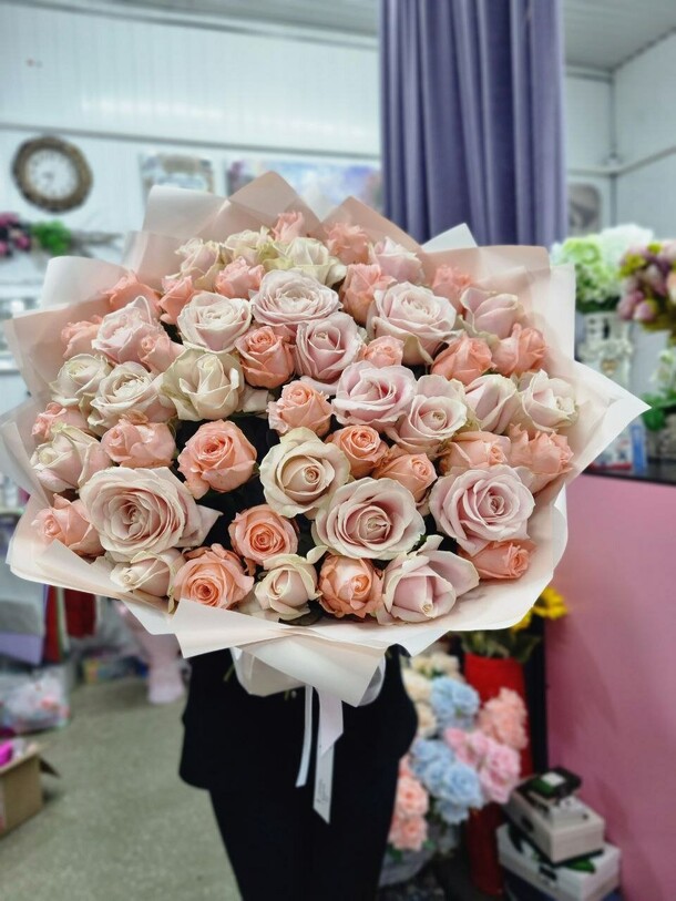 Букет из роз, артикул F1301343 - 19500 рублей, доставка по городу. Flawery - доставка цветов