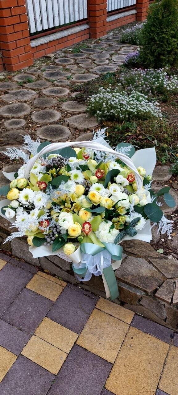 Корзина с цветами, артикул F1301663 - 29000 рублей, доставка по городу. Flawery - доставка цветов