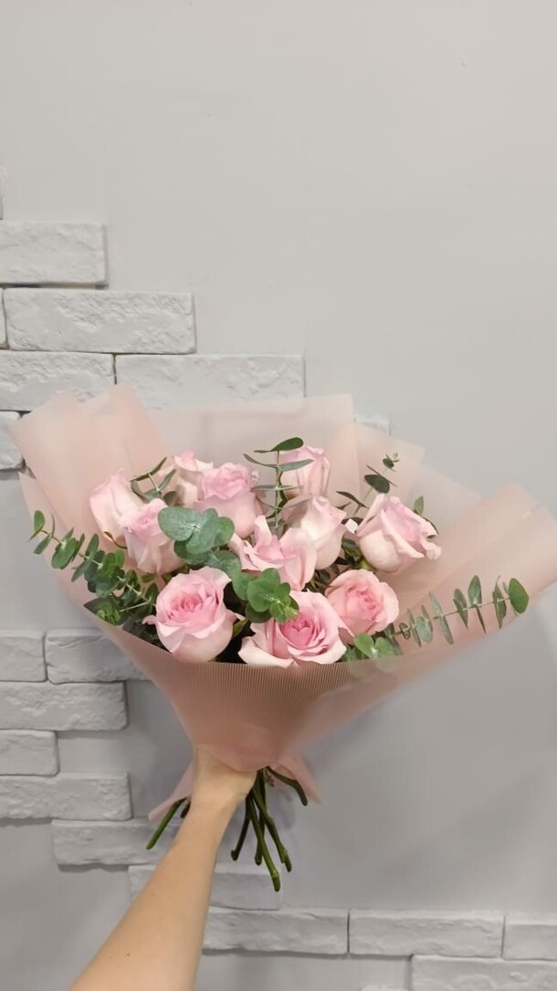 Розы с эвкалиптом, артикул F1307348 - 6500 рублей, доставка по городу. Flawery - доставка цветов