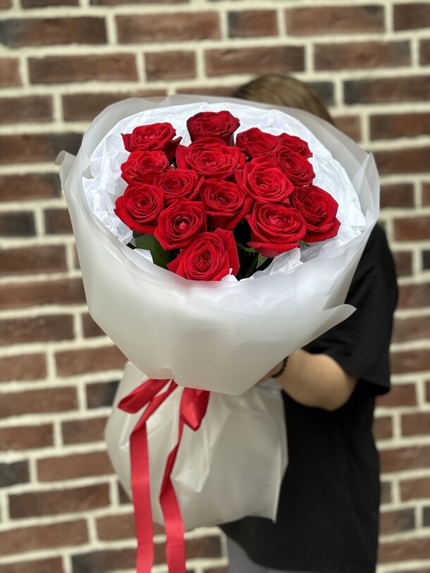 15 красных бархатных роз для любимой, артикул F1292930 - 5000 рублей, доставка по городу. Flawery - доставка цветов