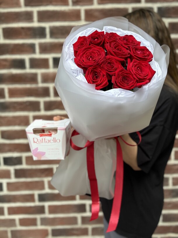 Букет красных роз + раффаэло, артикул F1292931 - 3500 рублей, доставка по городу. Flawery - доставка цветов