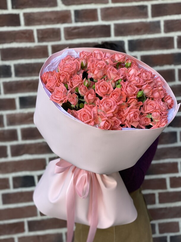 15 кустовых роз, артикул F1293040 - 3350 рублей, доставка по городу. Flawery - доставка цветов