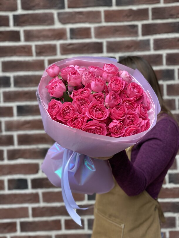 11 пионовидной кустовой розой, артикул F1293058 - 5499 рублей, доставка по городу. Flawery - доставка цветов