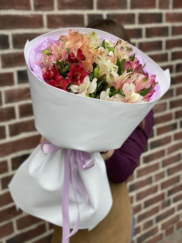 11 веток альстромерии, артикул F1293221 - 1890 рублей, доставка по городу. Flawery - доставка цветов